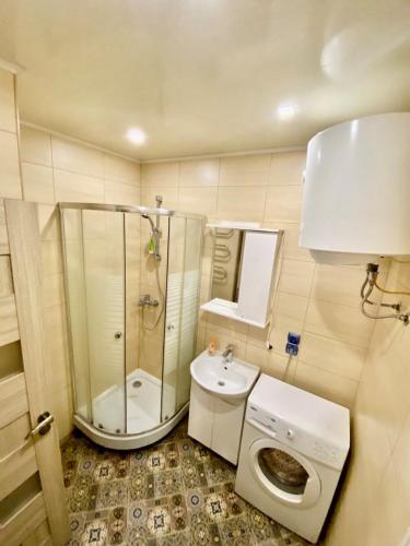 基辅Апартаменти на Поштовій площі的带淋浴卫生间和盥洗盆的浴室
