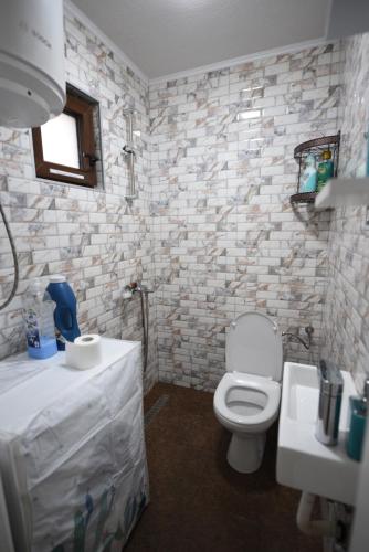 奥赫里德Old Town Patio House的浴室配有白色卫生间和盥洗盆。