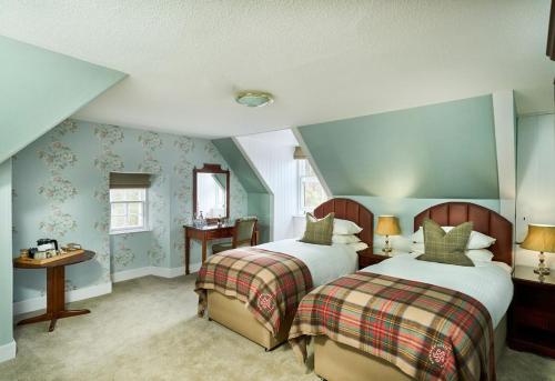 汤格唐古酒店的卧室设有两张床铺和蓝色的墙壁