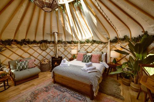 里彭Yurtshire Eavestone Lake - Birch Yurt的蒙古包内一间卧室,配有一张床