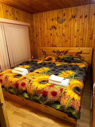 卡姆基亚“River Romance” Villa的一间卧室配有一张带向日葵的床铺,格马克斯韦尔佐