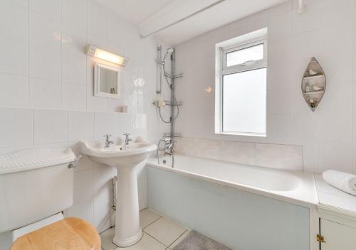 沃克沃斯Cygnet Cottage的白色的浴室设有浴缸、水槽和浴缸。