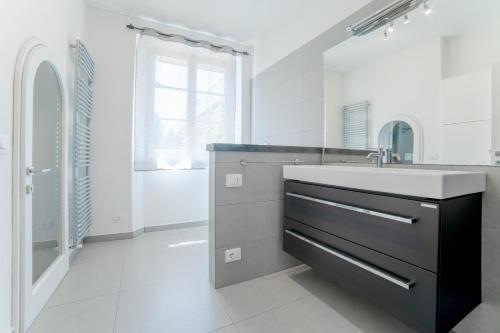 皮恩扎Il Nido的白色的浴室设有水槽和镜子