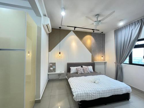 努沙再也Meridin Medini by WP Homestay的一间卧室配有一张床和吊扇
