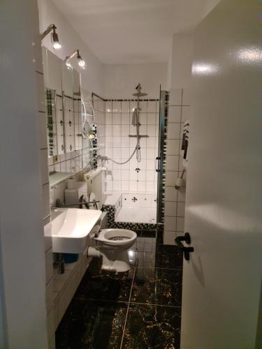 巴特维尔东根Hotel Sofia的浴室配有盥洗盆、卫生间和浴缸。