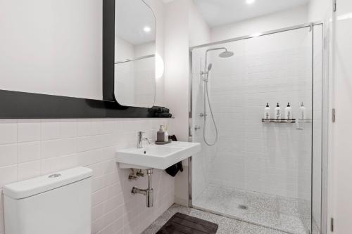 PhillipPhenomenal Stay In Phillip的白色的浴室设有水槽和淋浴。