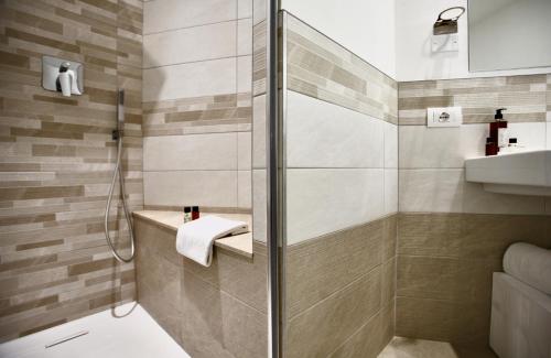 布多尼Resort Abbaia Ba的带淋浴和卫生间的浴室