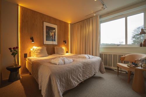 纳卡斯科普帕霍尔门酒店的酒店客房设有一张床和一个大窗户