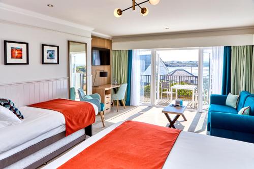 特雷杜尔特雷杜尔海湾酒店的酒店客房设有一张床和一个阳台。