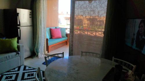 艾因苏赫纳Deluxe cozy chalet in Malibu Sokhna的厨房配有桌椅和冰箱。