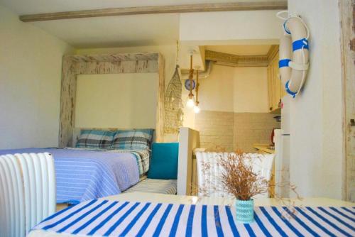 帕里斯特Casa Mediterraneo Perast的蓝色和白色条纹间内的两张床