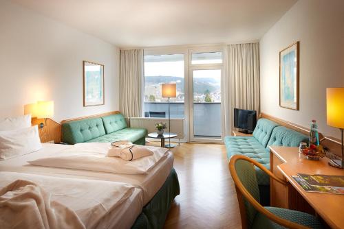 维林根赛尔兰德斯特恩酒店 的酒店客房,配有床和沙发