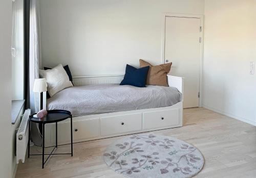 马尔默Hyllie Appartement - New Construction的卧室配有白色的床和地毯