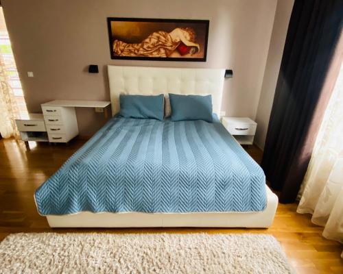 Dolno SolnjeVilla Sunny Side Skopje的一间卧室配有一张带蓝色棉被的床