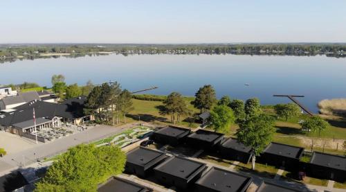 SundsSØGAARDEN - Hotel & SøCamp的享有湖泊城镇的空中景致