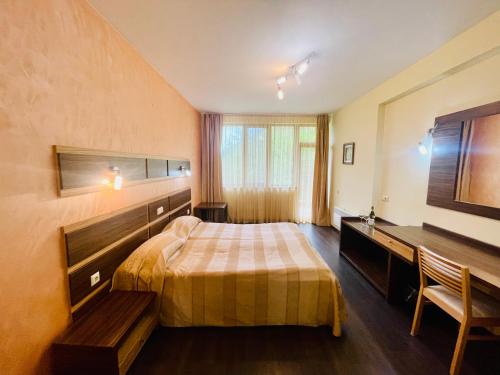里尔斯基马纳斯特格斯基永吉家庭旅馆 的配有一张床和一张书桌的酒店客房