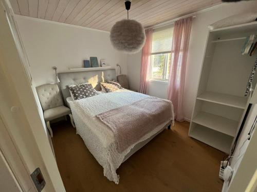 GnisvärdDrömboende Tofta Södra的一间卧室设有一张床和一个窗口