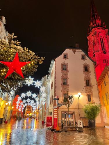 米卢斯Gîte des Victoires的城市街道,晚上有圣诞灯