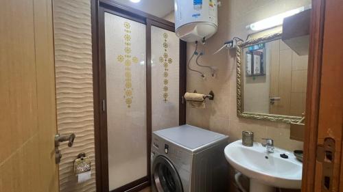马拉喀什Dar laabi的一间带洗衣机和水槽的浴室