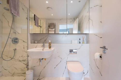 切尔滕纳姆No 10的白色的浴室设有水槽和卫生间。