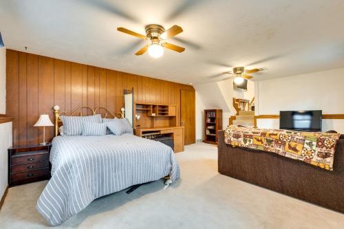 克利尔莱克Clear Lake Vacation Home Rental - Pet Friendly!的一间卧室配有一张床和吊扇