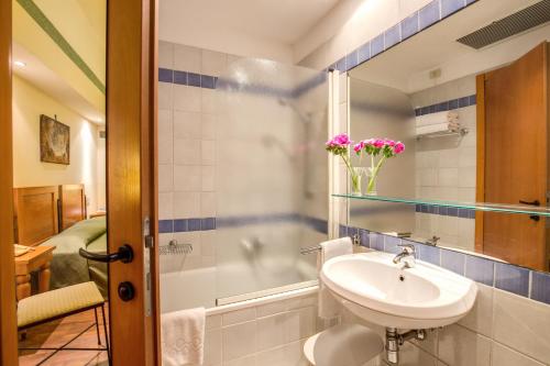佛罗伦萨波提瑟利酒店的一间带水槽和淋浴的浴室