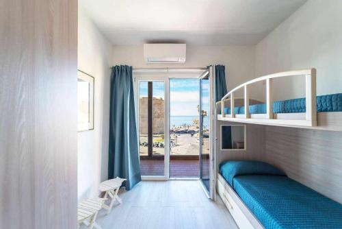 阿尔盖罗Blue Vibes的客房设有双层床和阳台。