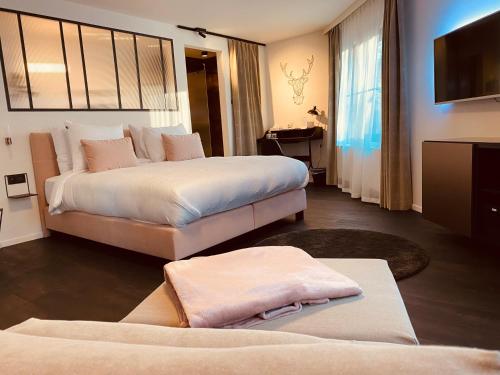 奥德海文利B&B Miranoza的酒店客房设有两张床和电视。
