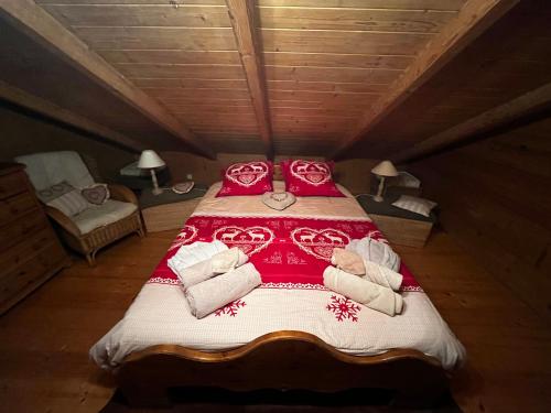 伊帕尼Chalet le Pré de la Dame的一间卧室配有一张大床,提供红白毯子