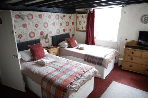 多尔盖罗提瑟林酒店的一间卧室设有两张床和窗户。