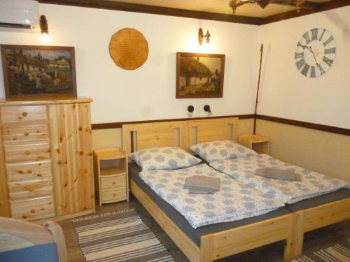 Vincellér Vendégház的一间卧室配有一张床和一个梳妆台