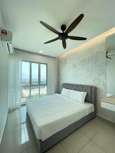 大山脚METROPOL SERVICED APARTMENT at Bukit Mertajam, Pulau Pinang的一间卧室配有一张带吊扇的床