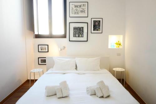 卡利亚里卡利亚里I'MC IoAMo旅馆的卧室配有一张带两个枕头的大白色床