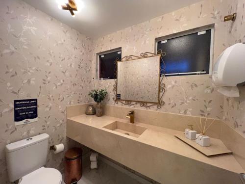 弗洛里亚诺波利斯Pousada Recanto Forte的一间带水槽和镜子的浴室