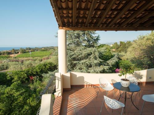 米拉佐唐加斯帕诺住宿加早餐旅馆的享有美景的庭院配有桌椅。