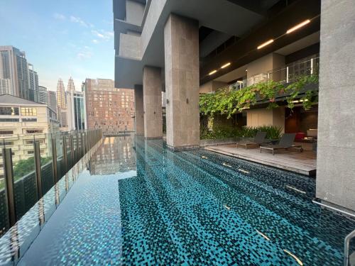 吉隆坡Anggun KL Malaysia的建筑物屋顶上的游泳池