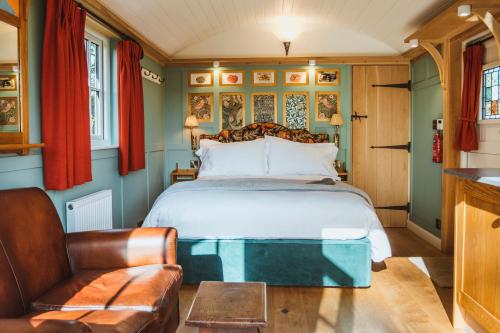 约克Hornington Manor Luxury Shepherd Huts的一间卧室配有一张床和一张沙发