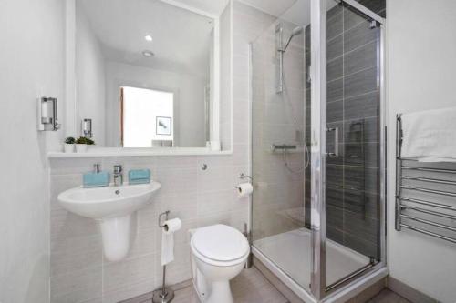 曼彻斯特Stunning 3-Bedroom Flat with Parking的浴室配有卫生间、盥洗盆和淋浴。