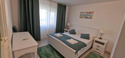 苏利纳Musura Bay Apartments的一间小卧室,配有床和窗户