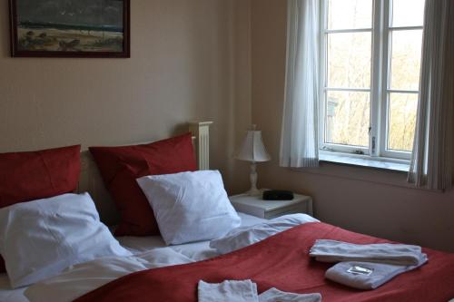RudbølRudbøl Grænsekro的卧室里的一张带毛巾的床
