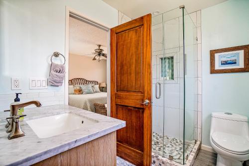 莫罗贝Verdon Oasis的一间带水槽、淋浴和卫生间的浴室