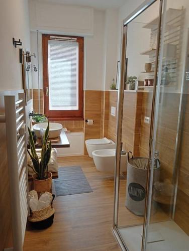卡利亚里Dom Apartment Luxury的带淋浴、两个盥洗盆和卫生间的浴室