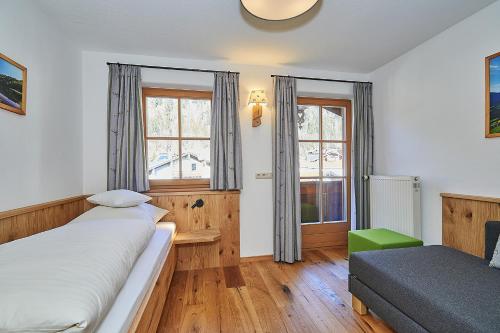 雷特温克尔安格勒酒店的一间卧室设有一张床和两个窗户。