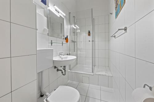 柏林primeflats - Apartment Togo Berlin-Wedding的浴室配有卫生间、盥洗盆和淋浴。