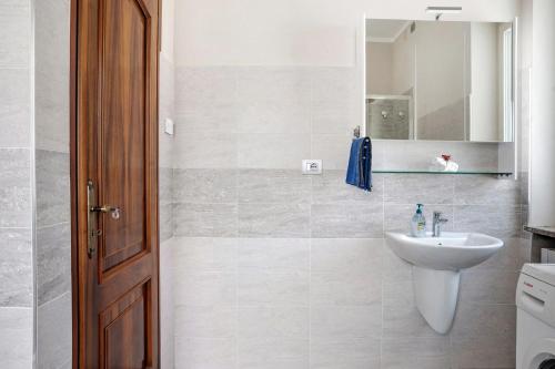 贝内瓦吉恩纳La casa del Pue的一间带水槽和镜子的浴室