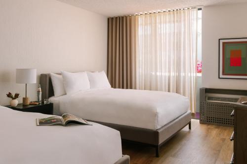 斯科茨The Monarch的酒店客房设有两张床和窗户。