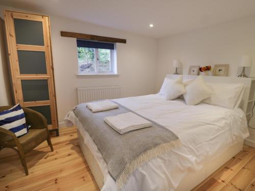 惠灵顿Brimley Barn的卧室配有白色的床和2条毛巾