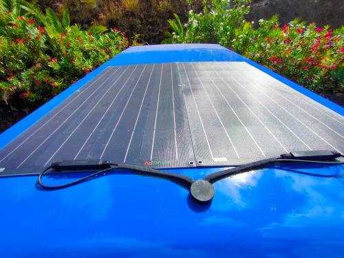 戈梅拉岛圣塞瓦斯蒂安Furgoneta Camper En La Gomera的蓝色桌子顶部的太阳能电池板