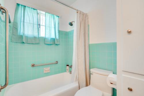 土桑Single-Story Retreat about 1 Mi to Downtown Tucson!的带浴缸、卫生间和淋浴的浴室。