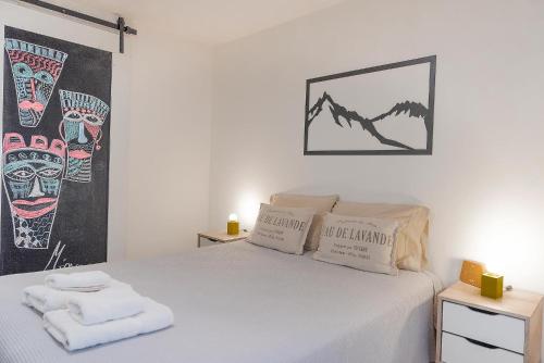 乌斯怀亚Ushuaia Sunset Apart的一间卧室配有一张床,上面有两条毛巾
